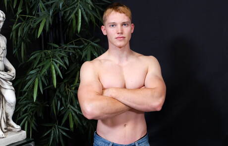 Bull Jake Jordan zieht sich aus und zeigt draußen seinen knackigen Hintern