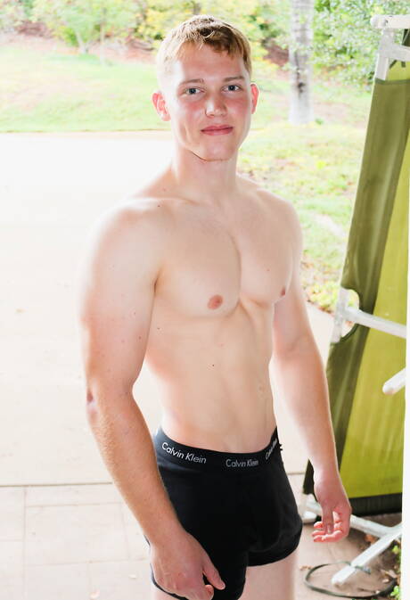 Bull Jake Jordan zieht sich aus und zeigt draußen seinen knackigen Hintern