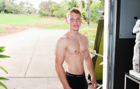 Bull Jake Jordan zieht sich aus und zeigt draußen seinen knackigen Hintern