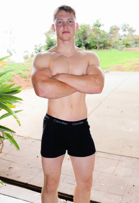 Bull Jake Jordan zieht sich aus und zeigt draußen seinen knackigen Hintern