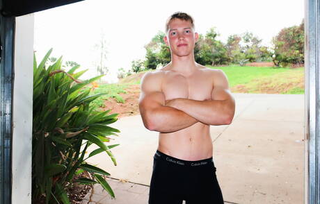 Bull Jake Jordan zieht sich aus und zeigt draußen seinen knackigen Hintern