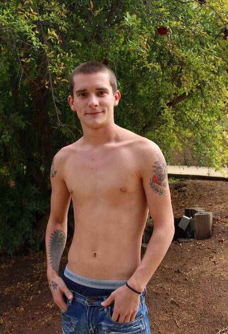 美少年Cole Bantam戶外秀美好身材