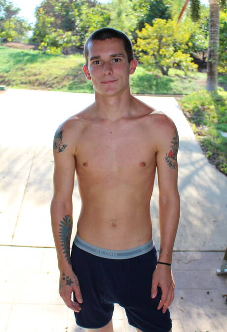 美少年Cole Bantam戶外秀美好身材