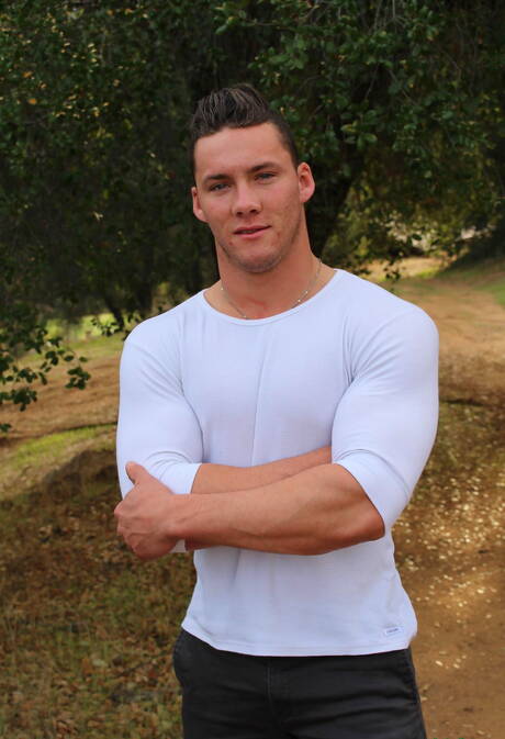 Silny byk Jesse Kovac rozbiera się i pokazuje ciasny tyłek na zewnątrz