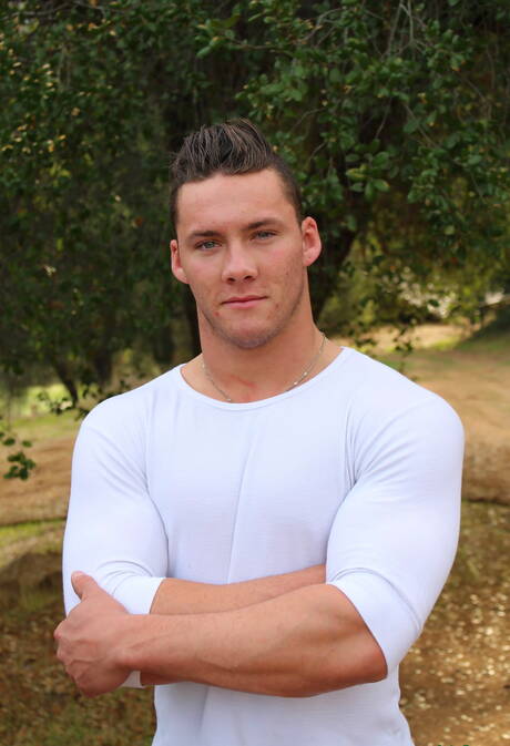 Silny byk Jesse Kovac rozbiera się i pokazuje ciasny tyłek na zewnątrz