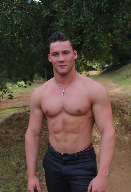 Silny byk Jesse Kovac rozbiera się i pokazuje ciasny tyłek na zewnątrz