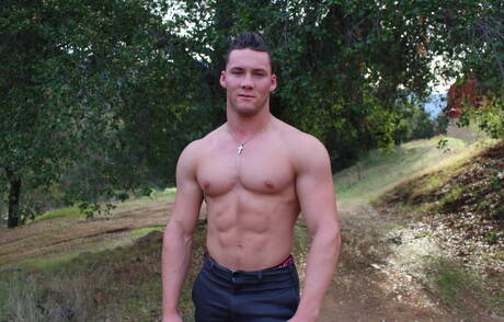 Silny byk Jesse Kovac rozbiera się i pokazuje ciasny tyłek na zewnątrz