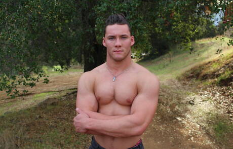 Silny byk Jesse Kovac rozbiera się i pokazuje ciasny tyłek na zewnątrz