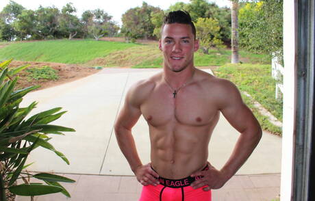 Silny byk Jesse Kovac rozbiera się i pokazuje ciasny tyłek na zewnątrz