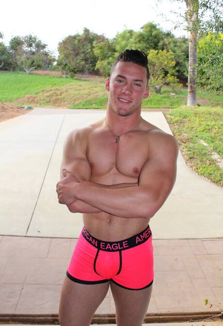 Silny byk Jesse Kovac rozbiera się i pokazuje ciasny tyłek na zewnątrz