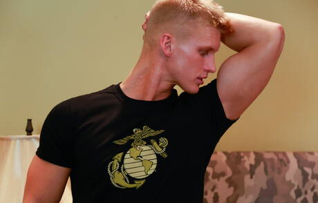 Amerykański muskularny Blake Effortley rozbiera się i pokazuje gorący tyłek