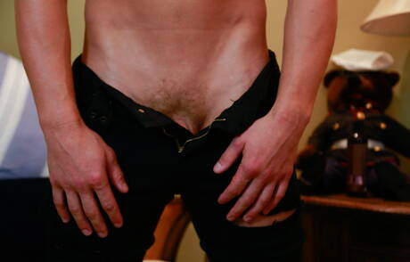 Amerykański muskularny Blake Effortley rozbiera się i pokazuje gorący tyłek