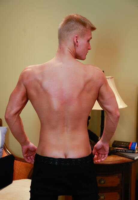 Amerykański muskularny Blake Effortley rozbiera się i pokazuje gorący tyłek