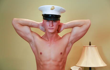 Amerykański muskularny Blake Effortley rozbiera się i pokazuje gorący tyłek