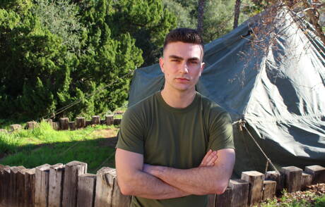 身材健美的 Sammy Nicks 在戶外裸體擺造型