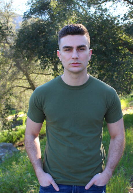 身材健美的 Sammy Nicks 在戶外裸體擺造型