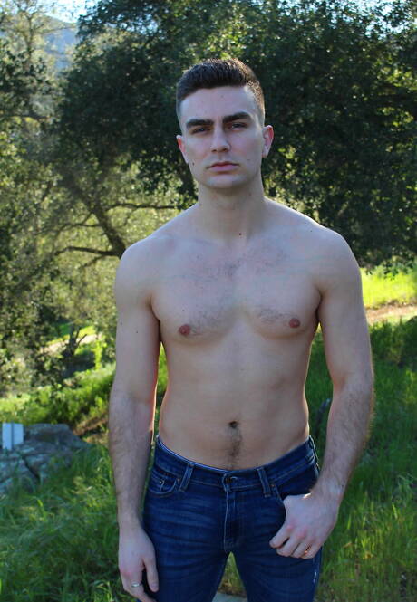 身材健美的 Sammy Nicks 在戶外裸體擺造型