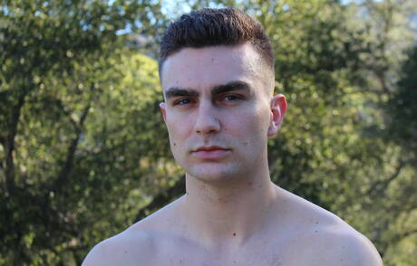 身材健美的 Sammy Nicks 在戶外裸體擺造型