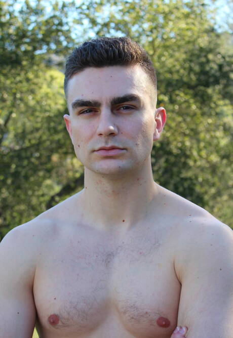 身材健美的 Sammy Nicks 在戶外裸體擺造型