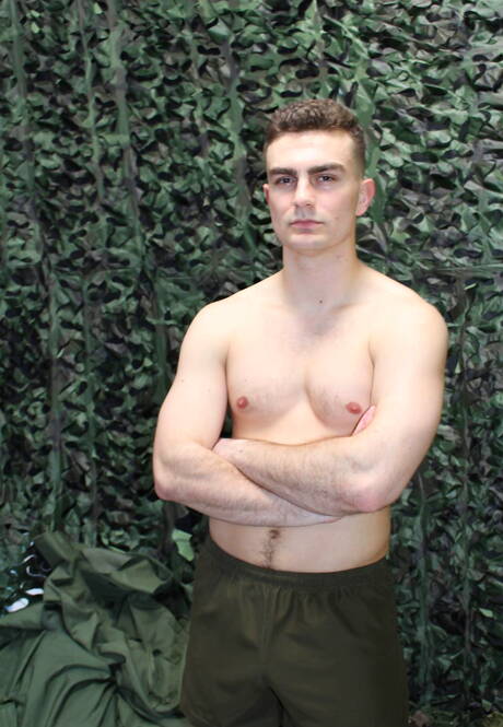 身材健美的 Sammy Nicks 在戶外裸體擺造型