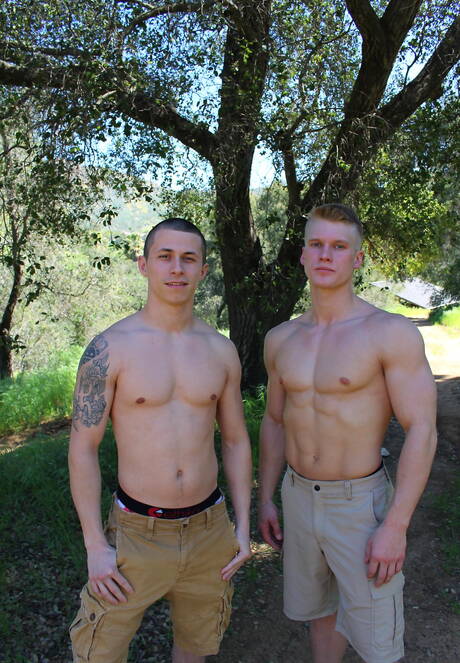 Dwóch umięśnionych Amerykanów Bradley Hayes i ogier Blake Effortley uprawiają dobry seks na świeżym powietrzu