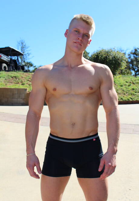 Dwóch umięśnionych Amerykanów Bradley Hayes i ogier Blake Effortley uprawiają dobry seks na świeżym powietrzu