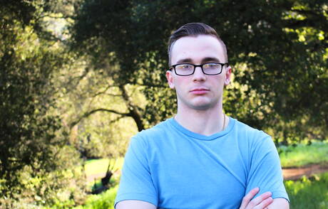 Przystojny facet Michael Delucca rozbiera się i pokazuje jędrne pośladki na zewnątrz