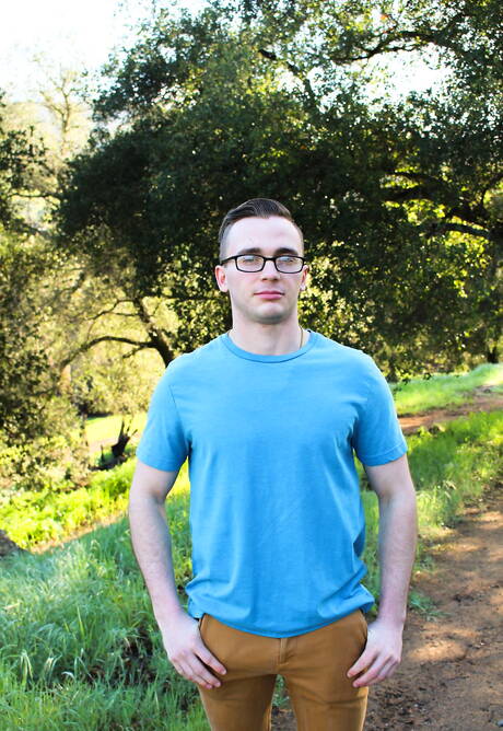 Active Duty: 帥哥 Michael Delucca 赤身裸體，在戶外展示緊實的臀部