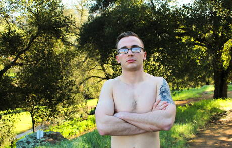 Przystojny facet Michael Delucca rozbiera się i pokazuje jędrne pośladki na zewnątrz