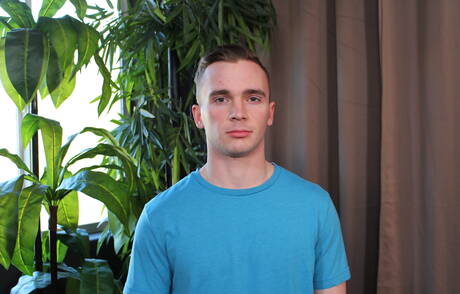 Przystojny facet Michael Delucca rozbiera się i pokazuje jędrne pośladki na zewnątrz