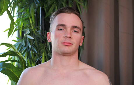 Przystojny facet Michael Delucca rozbiera się i pokazuje jędrne pośladki na zewnątrz