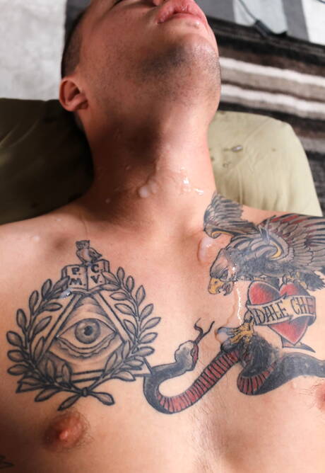 Schamlose Jungs Richard Buldger, Alex James und John Hawkins haben draußen ein Dreiervergnügen