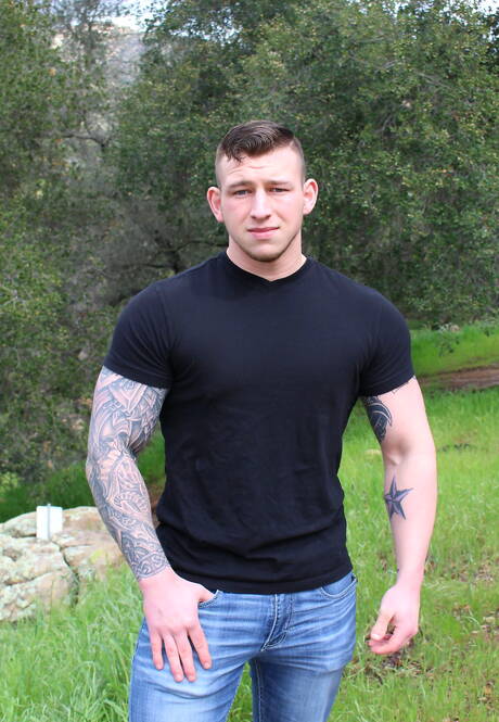 健美選手Maxx Guns在戶外展現強壯的身材