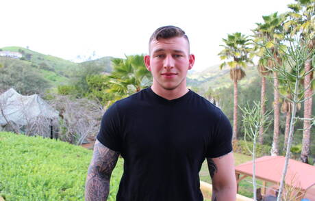 健美選手Maxx Guns在戶外展現強壯的身材