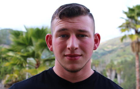 健美選手Maxx Guns在戶外展現強壯的身材