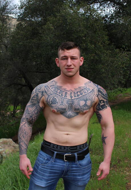 健美選手Maxx Guns在戶外展現強壯的身材