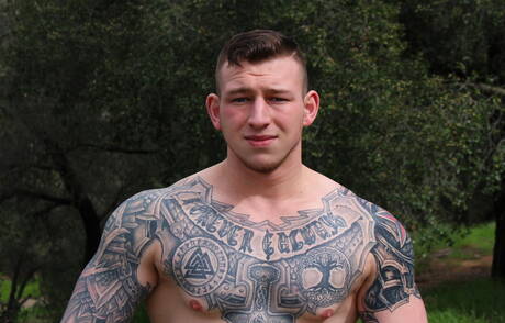 健美選手Maxx Guns在戶外展現強壯的身材