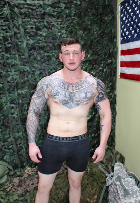 健美選手Maxx Guns在戶外展現強壯的身材