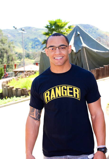 Byk Xavier Reed pozuje nago i pokazuje gorący tyłek na zewnątrz