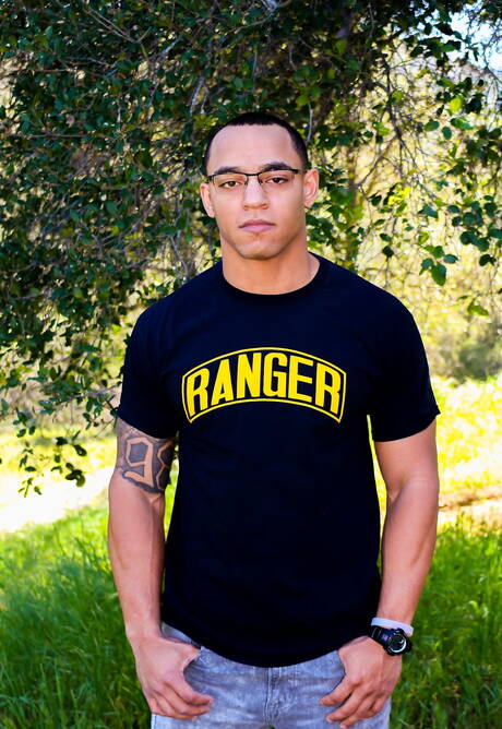 Byk Xavier Reed pozuje nago i pokazuje gorący tyłek na zewnątrz