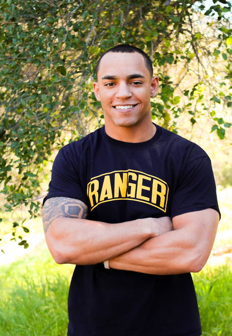 Byk Xavier Reed pozuje nago i pokazuje gorący tyłek na zewnątrz