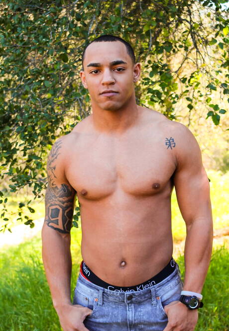 Byk Xavier Reed pozuje nago i pokazuje gorący tyłek na zewnątrz