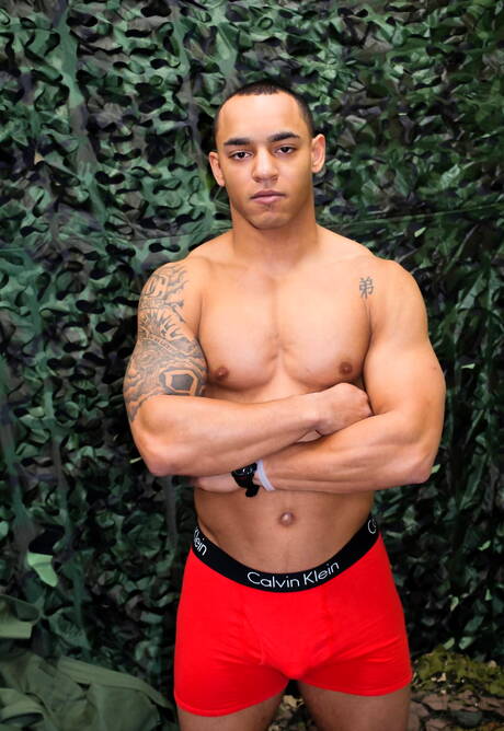 Byk Xavier Reed pozuje nago i pokazuje gorący tyłek na zewnątrz