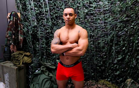 Byk Xavier Reed pozuje nago i pokazuje gorący tyłek na zewnątrz