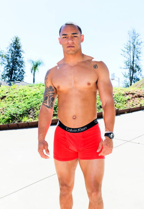 Byk Xavier Reed pozuje nago i pokazuje gorący tyłek na zewnątrz