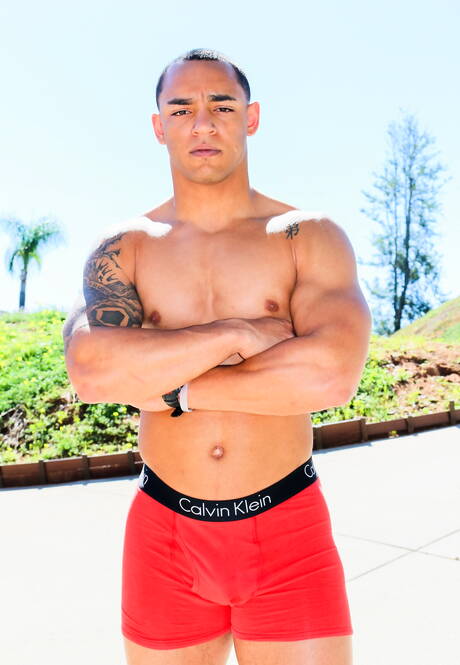 Byk Xavier Reed pozuje nago i pokazuje gorący tyłek na zewnątrz