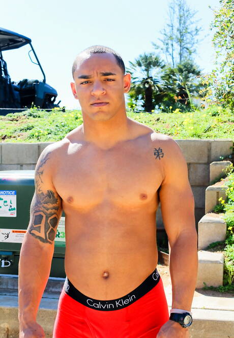 Byk Xavier Reed pozuje nago i pokazuje gorący tyłek na zewnątrz