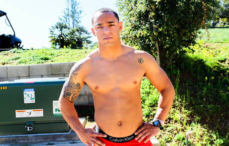 Byk Xavier Reed pozuje nago i pokazuje gorący tyłek na zewnątrz