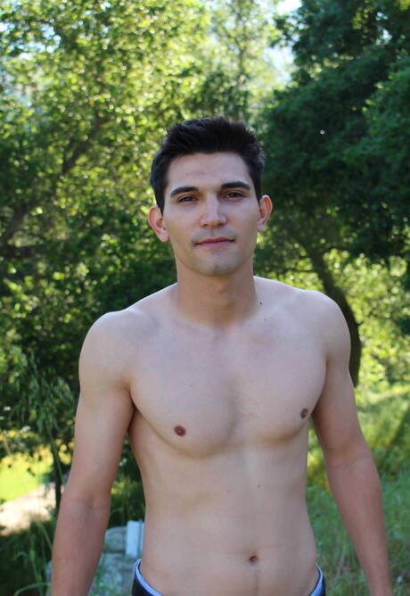 Johnny Stacks, le costaud, pose nu à l