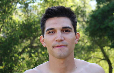 Johnny Stacks, le costaud, pose nu à l